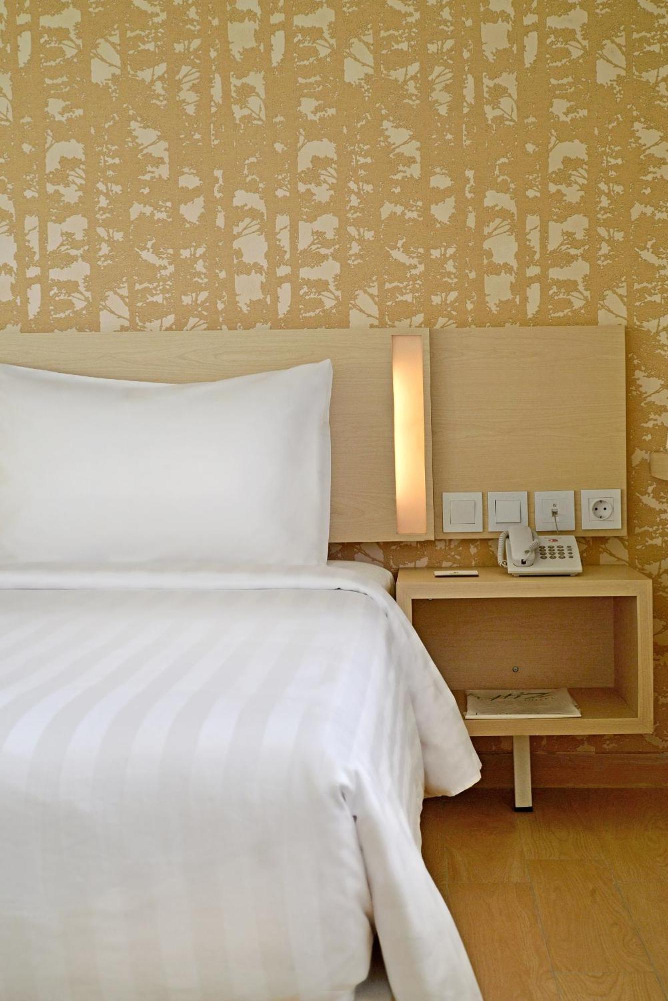 Whiz Prime Hotel Sudirman Cilacap Exterior foto